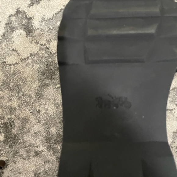 Coach boot lightly used, minor scratch in left boot - Picture 4 of 5